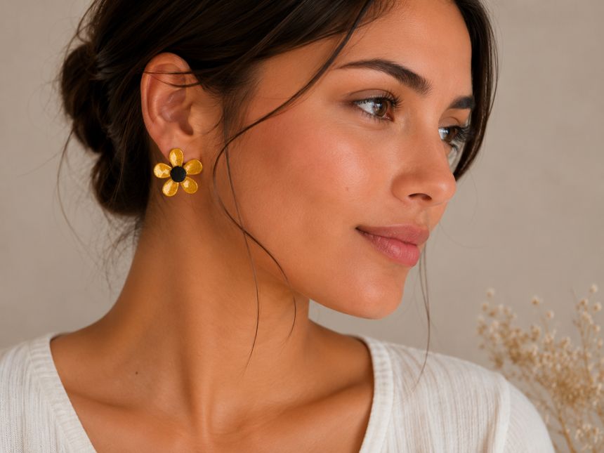 Modelo usando aros de flor hechos a mano de Karivé Joyas
