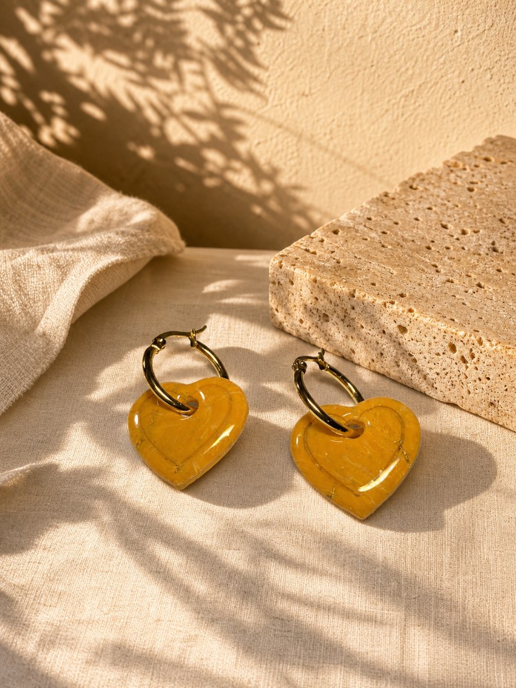 Aros Charms Corazón Mostaza, aros artesanales hechos a mano color mostaza – Karivé Joyas