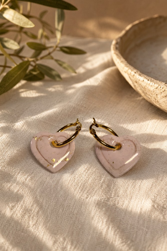Aros Charms Corazón Rosa, aros artesanales hechos a mano color rosa – Karivé Joyas