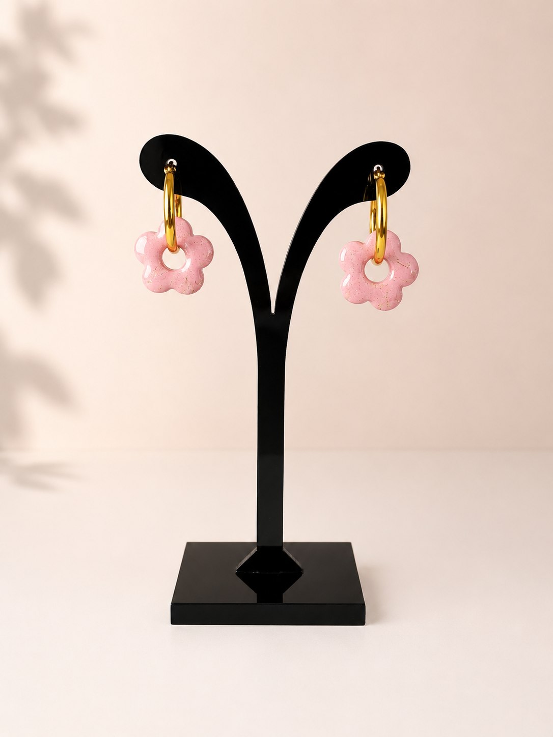 Aros Charms Rosa Brillos, aros artesanales hechos a mano color rosa – Karivé Joyas