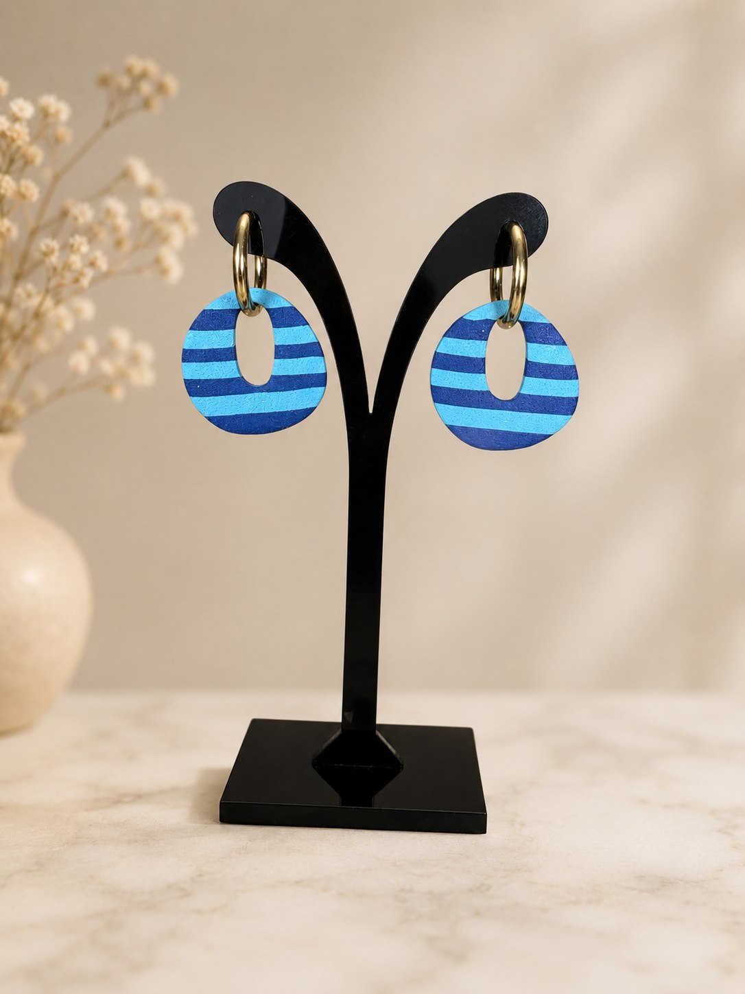 Aros Charms Azul Rayas, aros artesanales hechos a mano color azul – Karivé Joyas