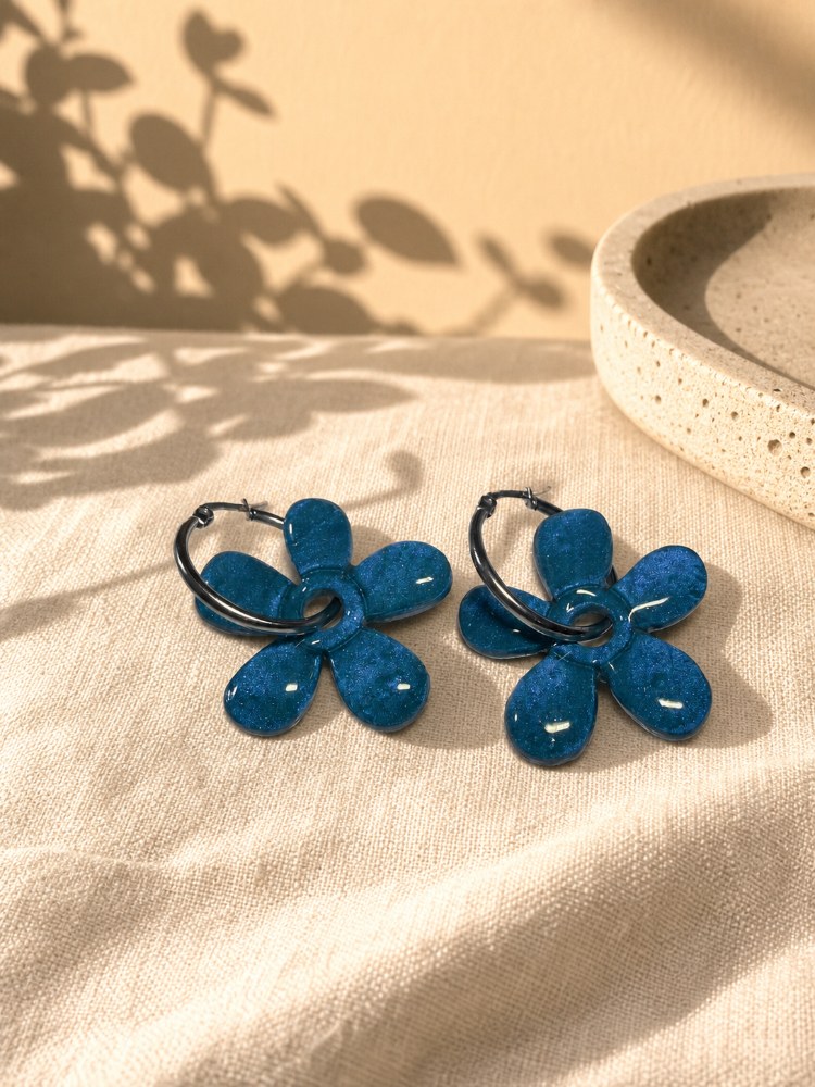 Aros Flor Argolla Azul, aros artesanales hechos a mano color azul – Karivé Joyas
