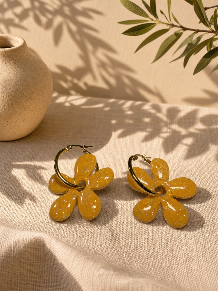 Aros Flor Argolla Mostaza Brillos, aros artesanales hechos a mano color mostaza – Karivé Joyas