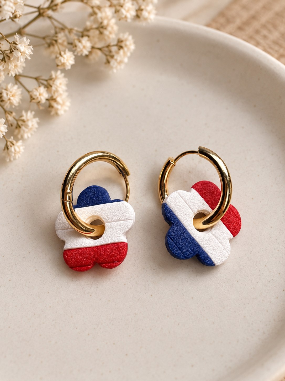 Aros Charm Flor Patria Dorado, aros artesanales hechos a mano color dorado – Karivé Joyas