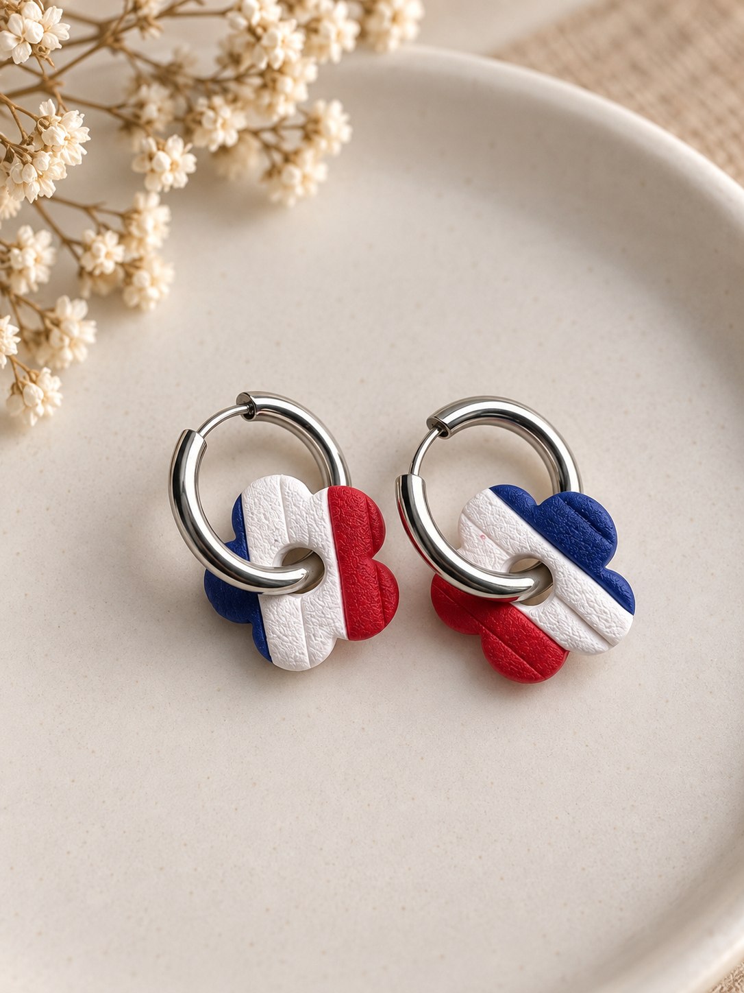 Aros Charm Flor Patria Plateado, aros artesanales hechos a mano color plateado – Karivé Joyas