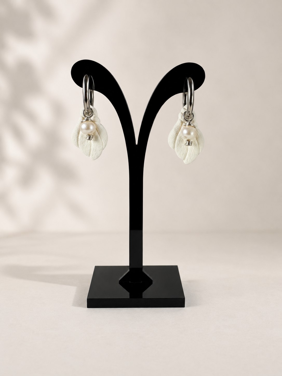 Aros Conchita Blanca Plateado, aros artesanales hechos a mano color plateado – Karivé Joyas