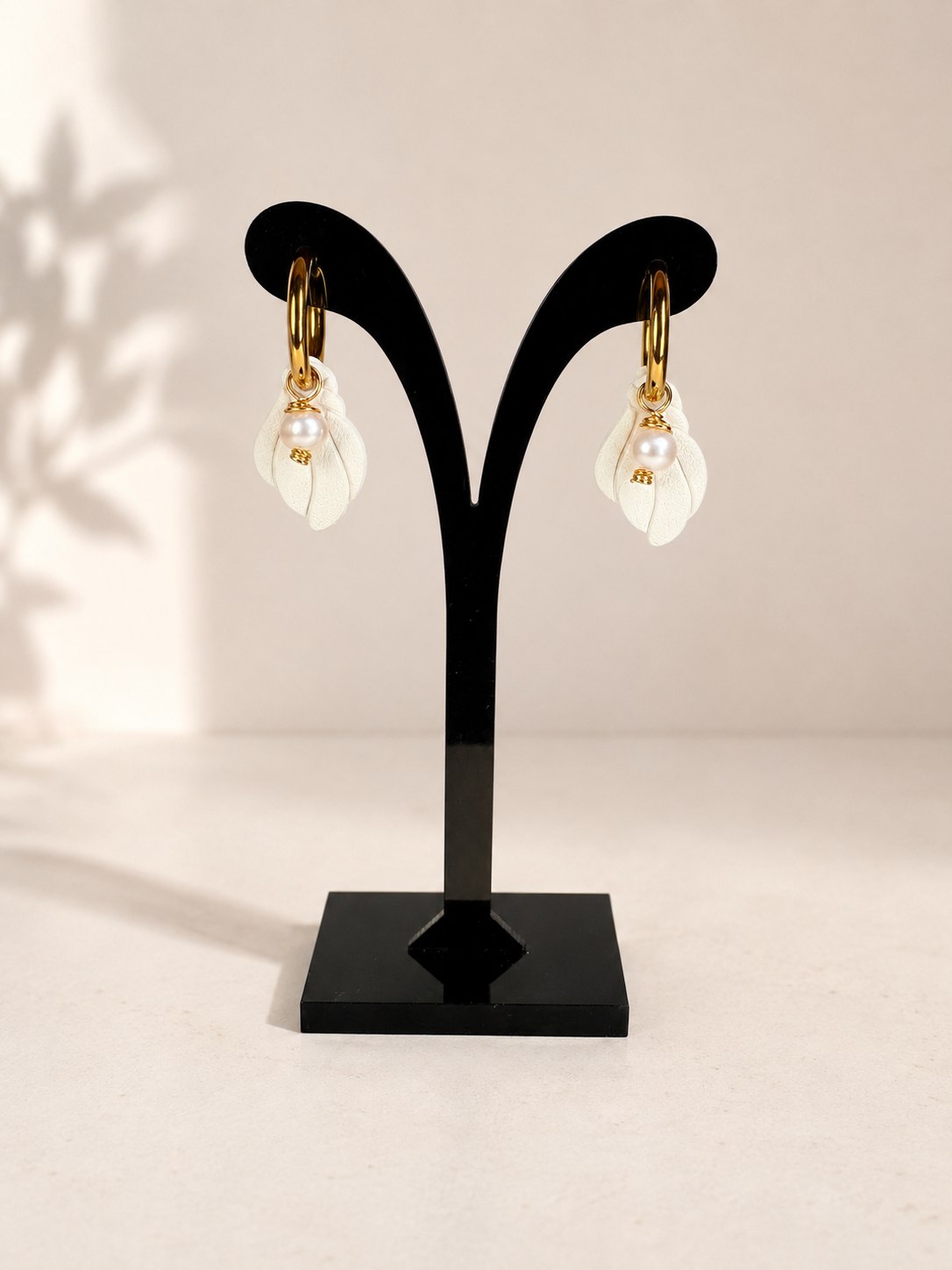 Aros Conchita Blanca Dorado, aros artesanales hechos a mano color dorado – Karivé Joyas