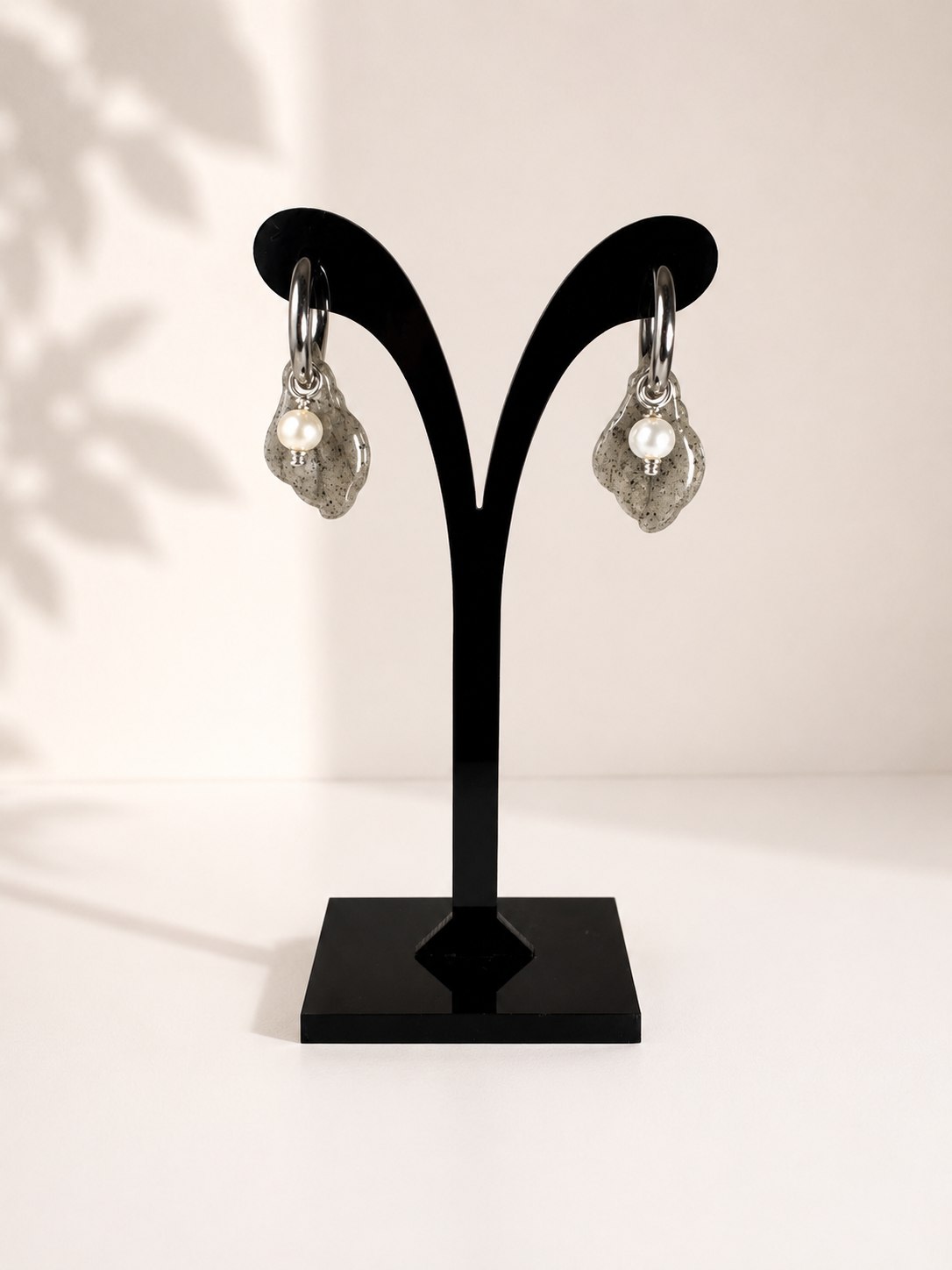 Aros Conchita Arena Plateado, aros artesanales hechos a mano color plateado – Karivé Joyas