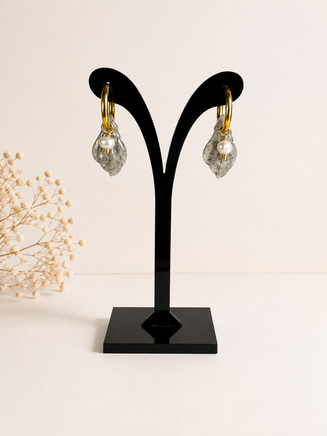 Aros Conchita Arena Dorado, aros artesanales hechos a mano color dorado – Karivé Joyas