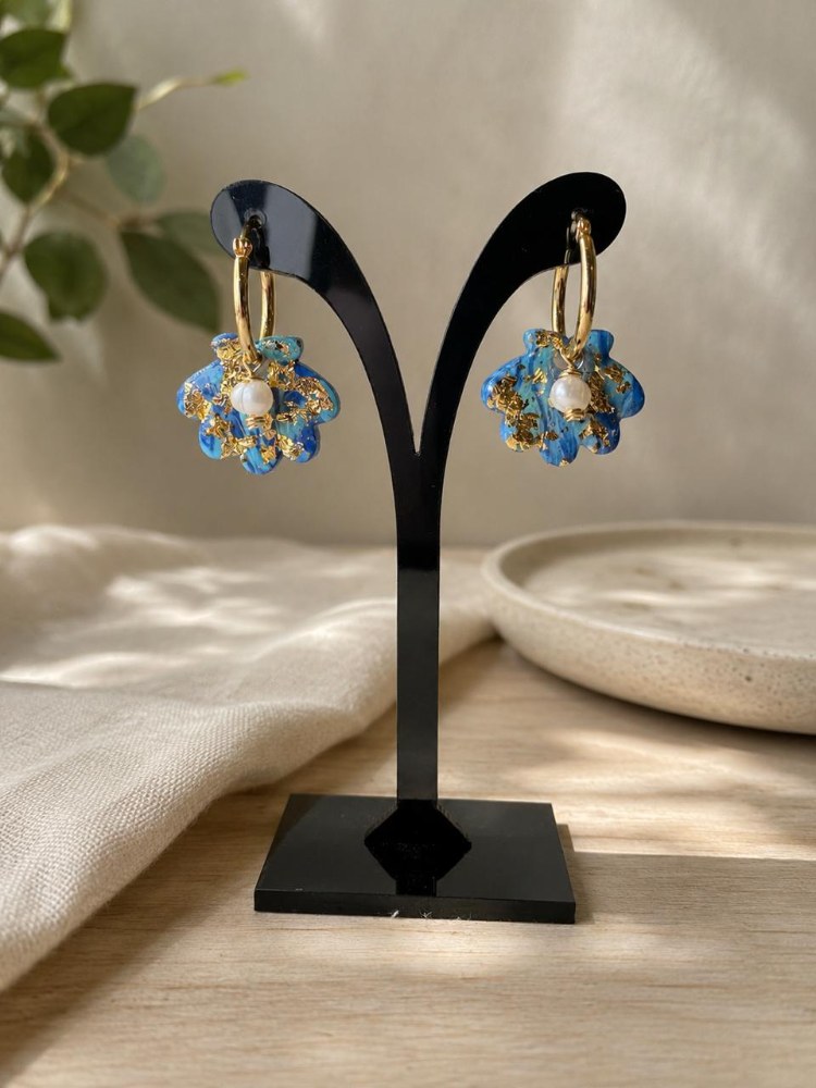 Aros Conchitas Mármol Azul, aros artesanales hechos a mano color azul – Karivé Joyas
