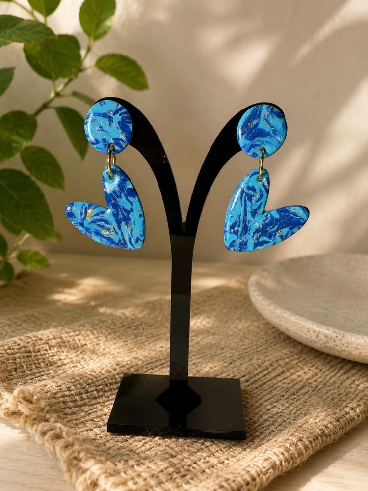 Aros Corazón Mármol Azul, aros artesanales hechos a mano color azul – Karivé Joyas