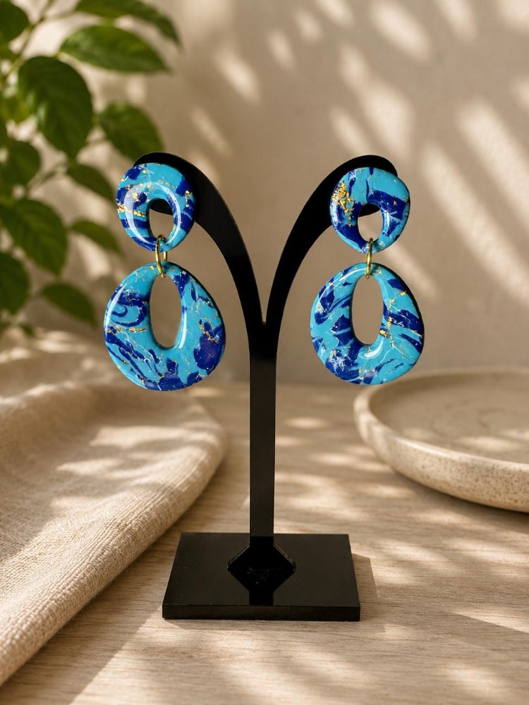 Aros Gota Mármol Azul, aros artesanales hechos a mano color azul – Karivé Joyas