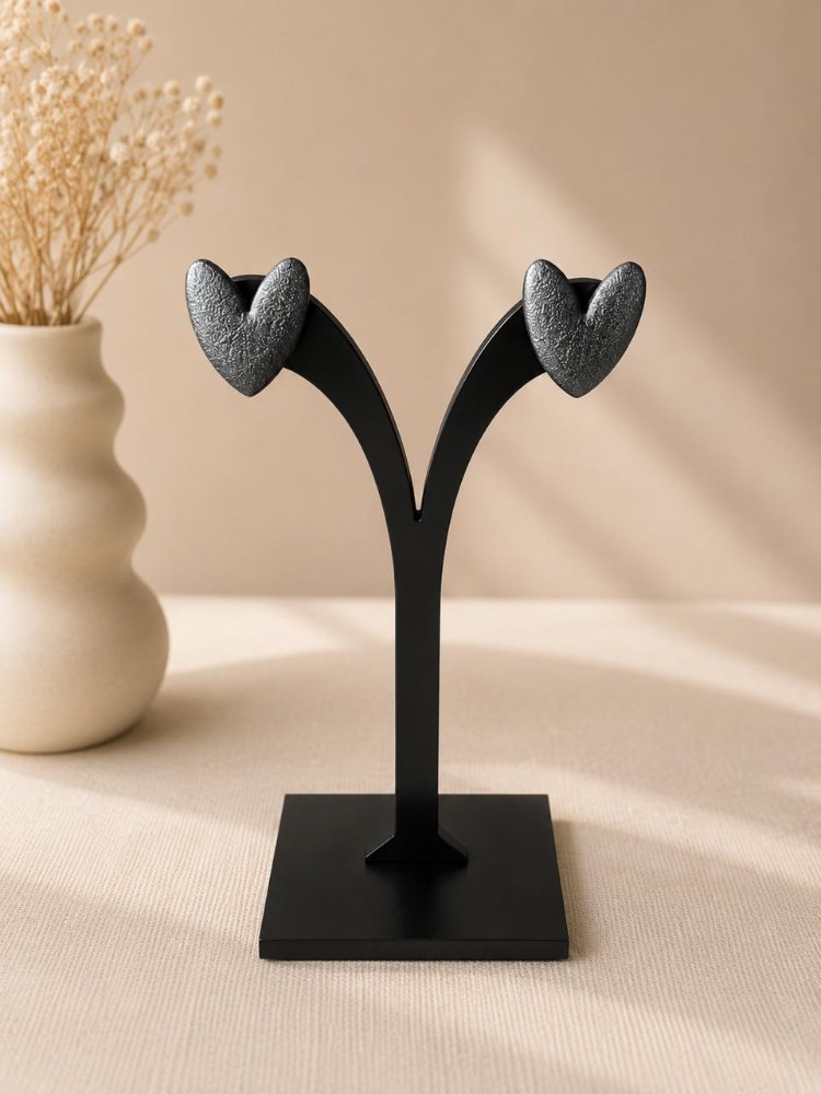 Aros Corazón Negro, aros artesanales hechos a mano color negro – Karivé Joyas
