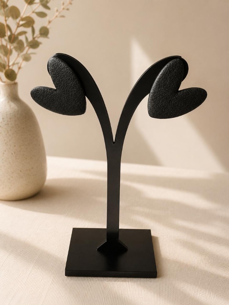 Aros Corazón Negro, aros artesanales hechos a mano color negro – Karivé Joyas