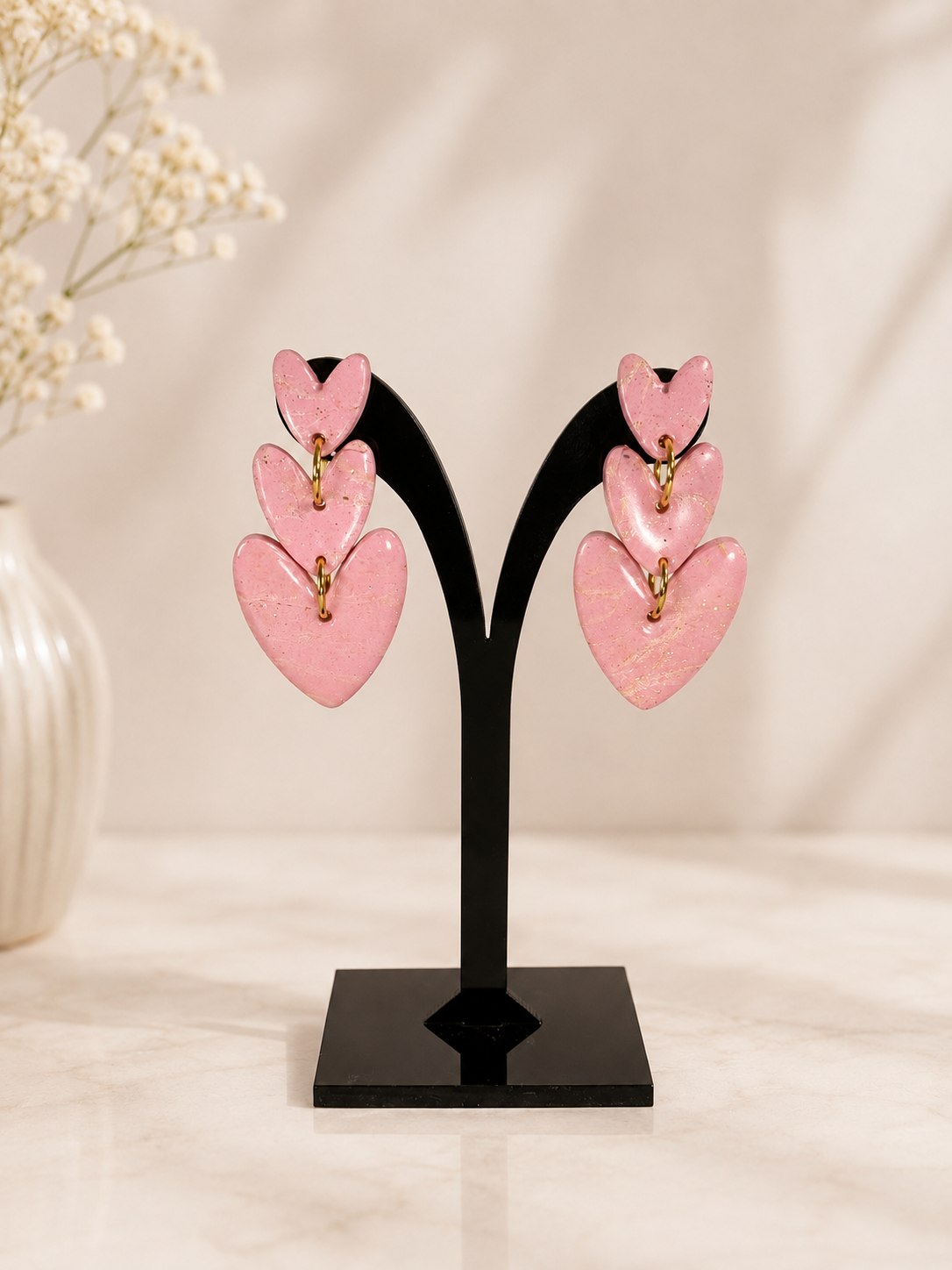 Aros Tres Corazones Rosa Brillante, aros artesanales hechos a mano color rosa – Karivé Joyas