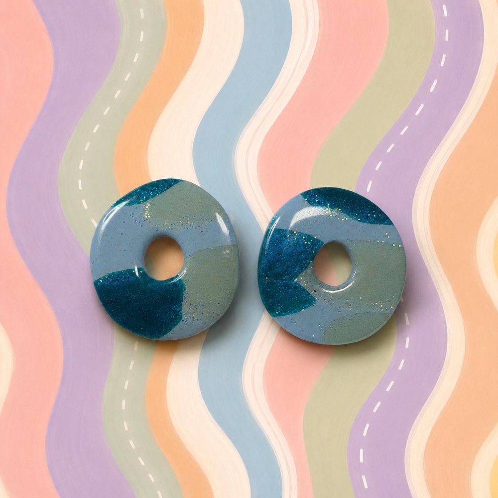 Charms Donut Marino, aros artesanales hechos a mano color azul – Karivé Joyas
