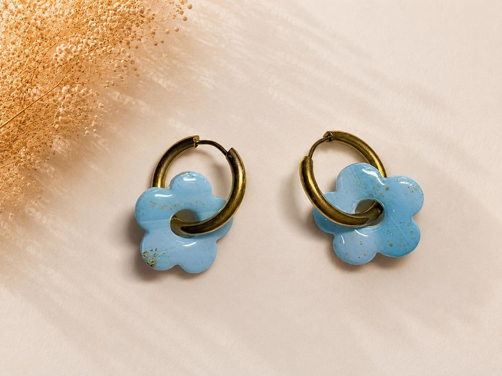 Charms Flor Celeste Dorado, aros artesanales hechos a mano color dorado – Karivé Joyas