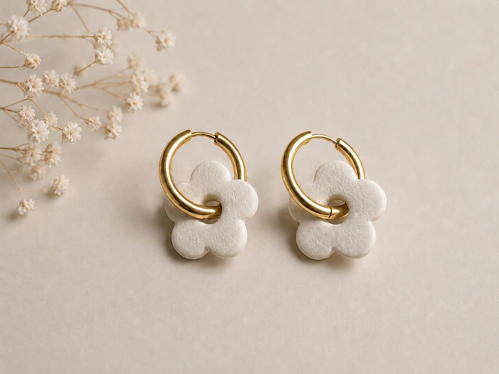 Charms Flor Blanca Dorado, aros artesanales hechos a mano color dorado – Karivé Joyas