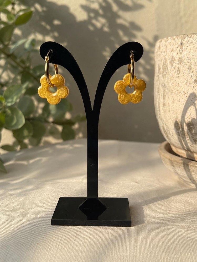 Aros Flor Dorada, aros artesanales hechos a mano color dorado – Karivé Joyas