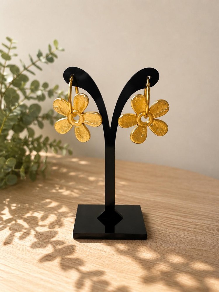 Argollas Flores Doradas, aros artesanales hechos a mano color dorado – Karivé Joyas