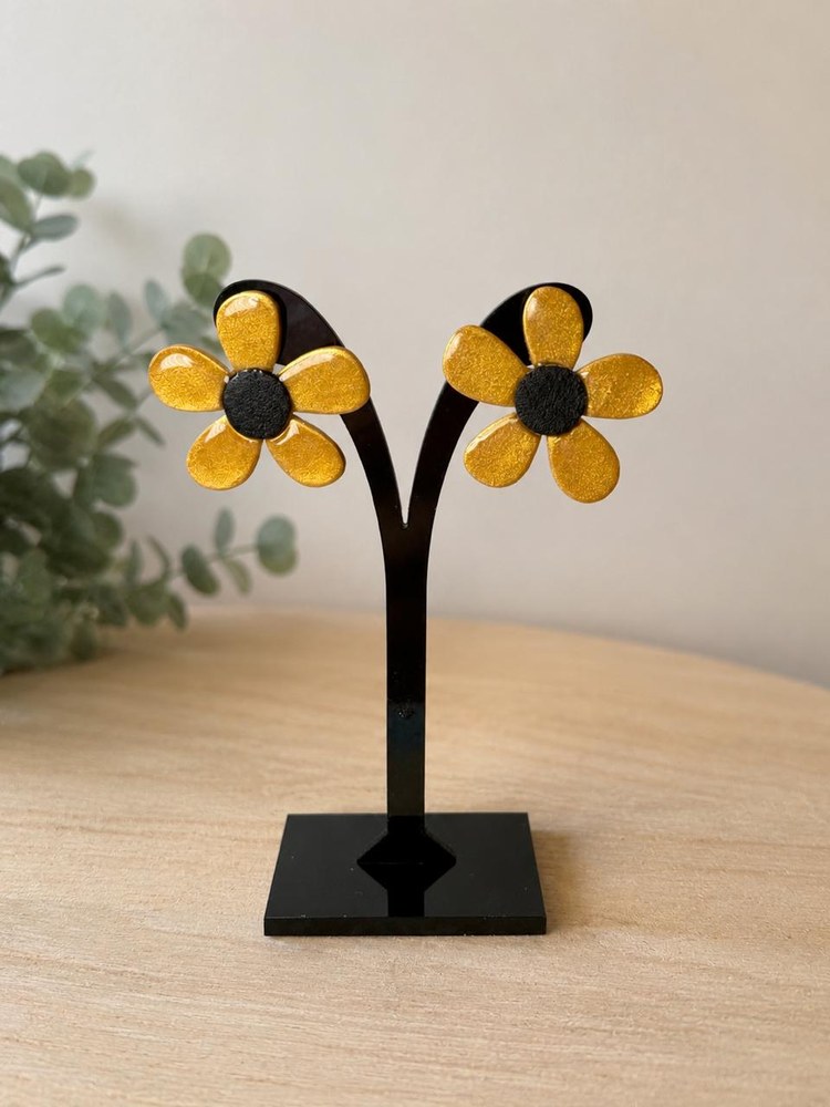 Aros Flores Doradas, aros artesanales hechos a mano color dorado – Karivé Joyas