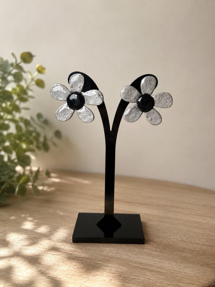 Aros Flores Plateadas, aros artesanales hechos a mano color plateado – Karivé Joyas
