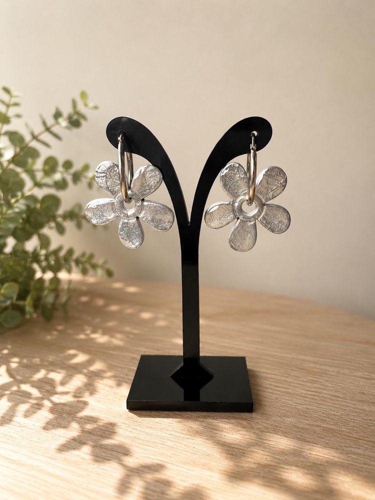 Argollas Flores Plateadas, aros artesanales hechos a mano color plateado – Karivé Joyas
