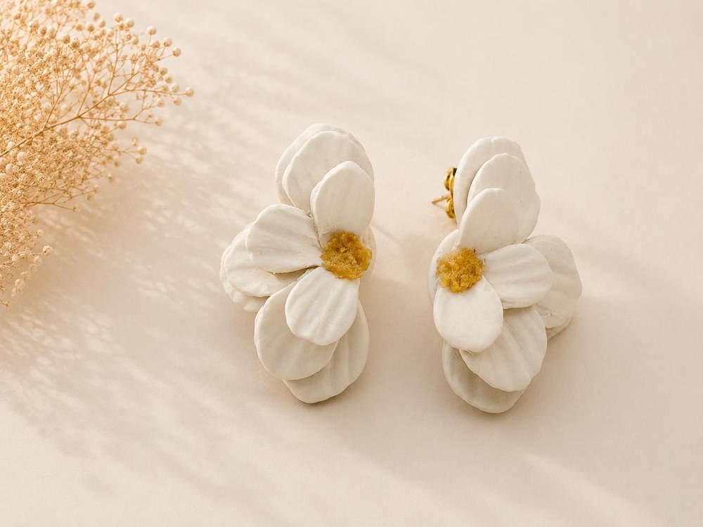 Aros Media Flor Blanco, aros artesanales hechos a mano color blanco – Karivé Joyas