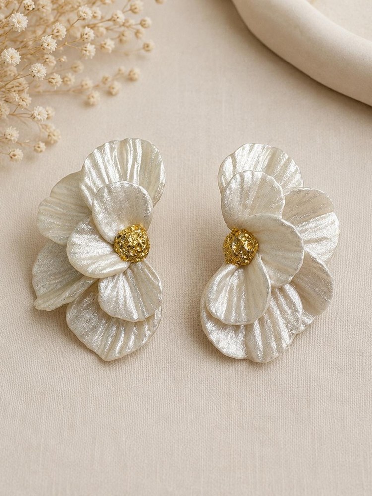 Aros Media Flor Blanco Perla, aros artesanales hechos a mano color blanco – Karivé Joyas