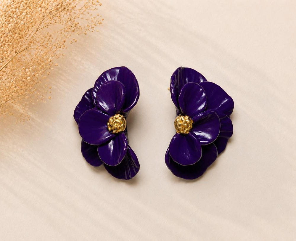 Aros Media Flor Morada, aros artesanales hechos a mano color morado – Karivé Joyas
