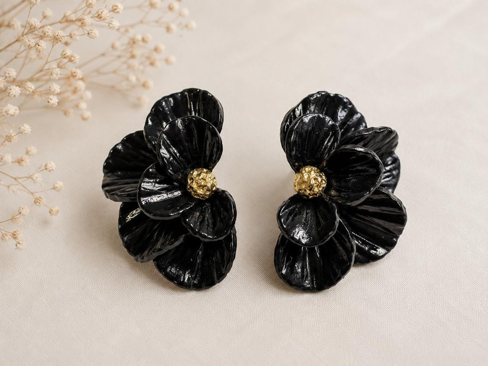 Aros Media Flor Negra, aros artesanales hechos a mano color negro – Karivé Joyas