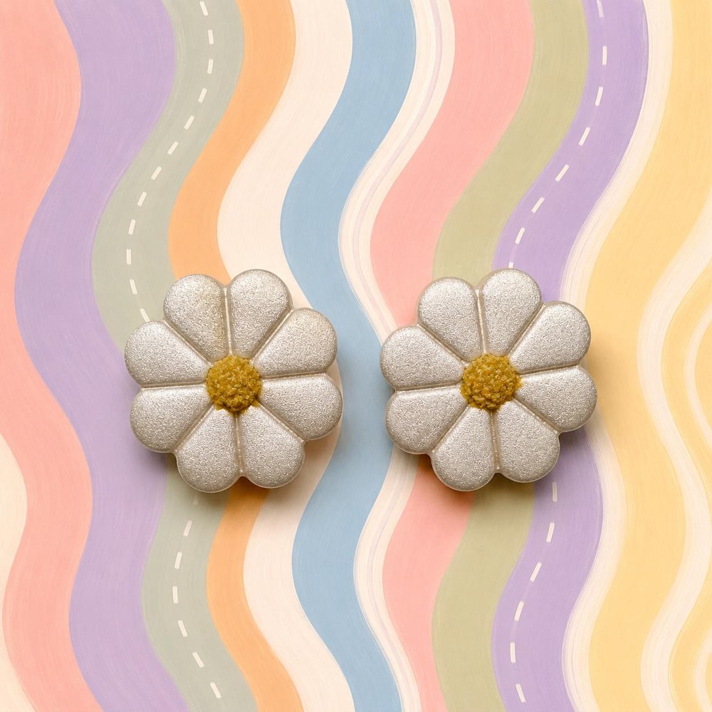 Aros Margaritas Blanco Perla, aros artesanales hechos a mano color blanco – Karivé Joyas