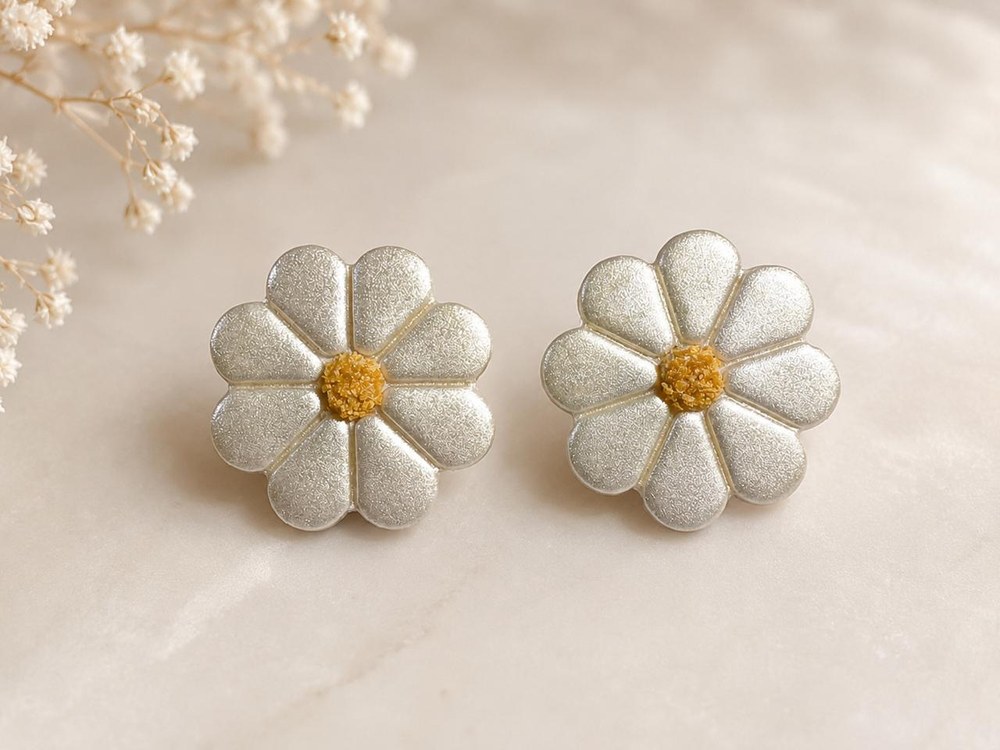 Aros Margaritas Blanco Perla, aros artesanales hechos a mano color blanco – Karivé Joyas