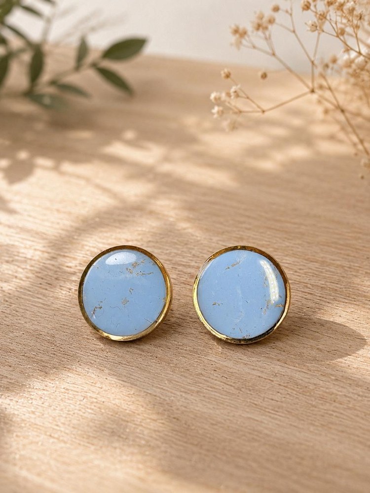 Topos Botón Celeste, aros artesanales hechos a mano color celeste – Karivé Joyas