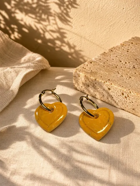 Aros Charms Corazón Mostaza, aros hechos a mano – Karivé Joyas