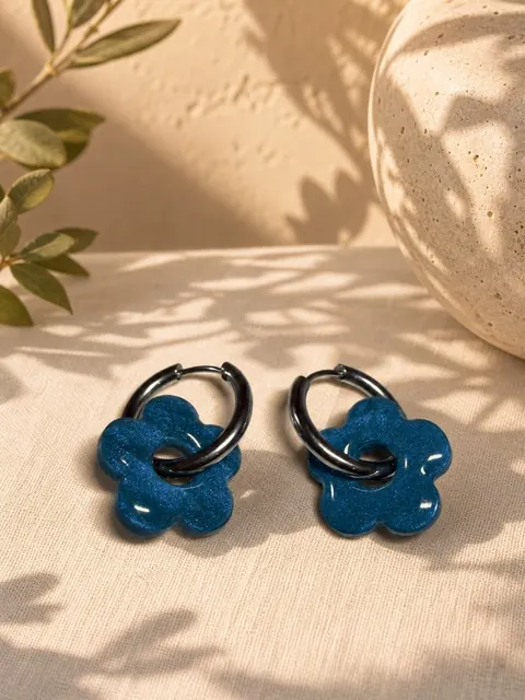 Aros Charms Flor Azul, aros hechos a mano – Karivé Joyas
