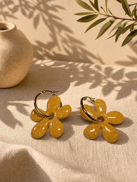 Aros Flor Argolla Mostaza Brillos, aros hechos a mano – Karivé Joyas