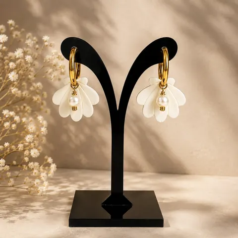 Aros Concha Blanca Dorado, aros hechos a mano – Karivé Joyas