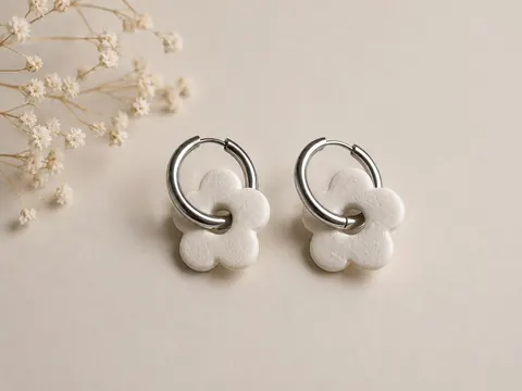 Charms Flor Blanca Dorado, aros hechos a mano – Karivé Joyas