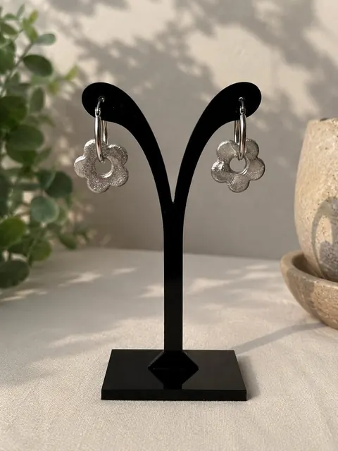 Aros Flor Plateada, aros hechos a mano – Karivé Joyas