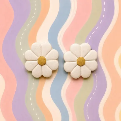 Aros Margaritas Blancas, aros hechos a mano – Karivé Joyas
