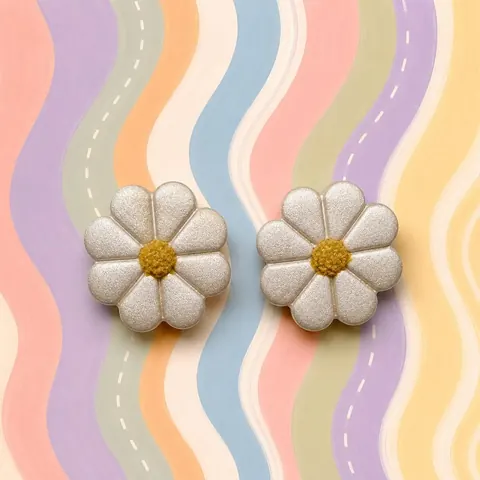 Aros Margaritas Blanco Perla, aros hechos a mano – Karivé Joyas